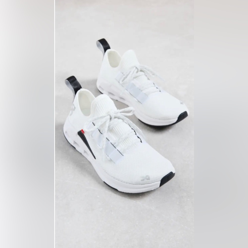ON Cloudeasy Sneakers